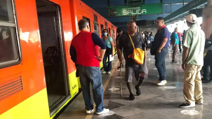 Un hombre fue rescatado en la Línea 8 tras haber caído a las vías.