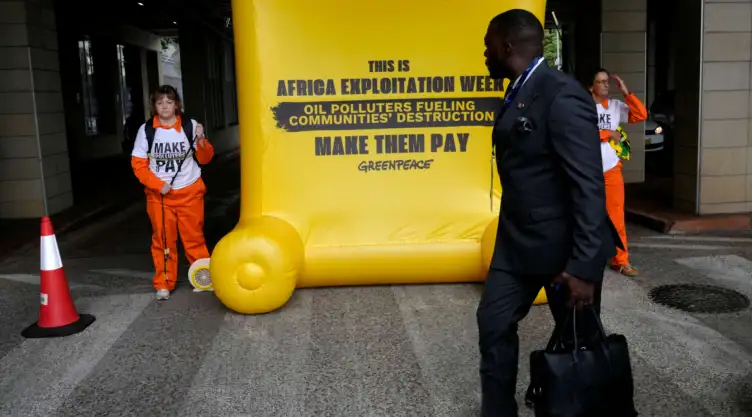 Protestas afuera de una conferencia sobre energía en Sudáfrica.