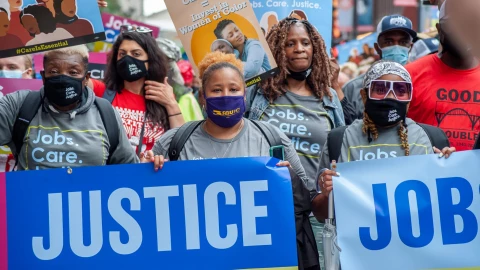 Un grupo de mujeres reclama por sus derechos en una huelga