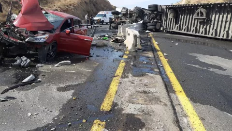 Fuerte choque entre camión y un automóvil en carretera Tecate a Tijuana en el kilómetro 129.