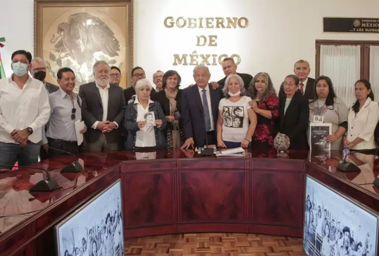 AMLO estuvo acompañado de los familiares de las víctimas de la guerra sucia en México en los años 70.