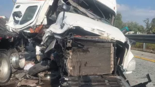 FOTOS: Conductor quedó prensado tras accidente en la autopista México-Querétaro hoy; hay cierre total