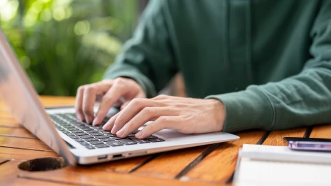 Una persona trabaja con su computadora