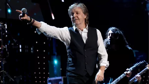 Paul McCartney toca en vivo Now and then en Uruguay