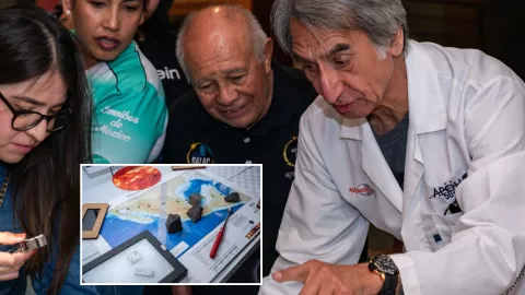 Sergio Guanaco, reconocido especialista en meteorítica de la Universidad Autónoma de Guadalajara, muestra exposición de rocas lunares y meteoritos.