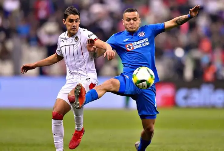 Chivas se impone en el Azteca