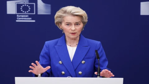 Ursula von der Leyen, presidenta de la Comisión Europea, anunciando el plan de préstamos de la UE para aumentar el gasto en defensa y el apoyo militar a Ucrania, en Bruselas.