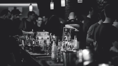 La SSa advierte que combinar alcohol con bebidas energéticas puede provocar una intoxicación hepática