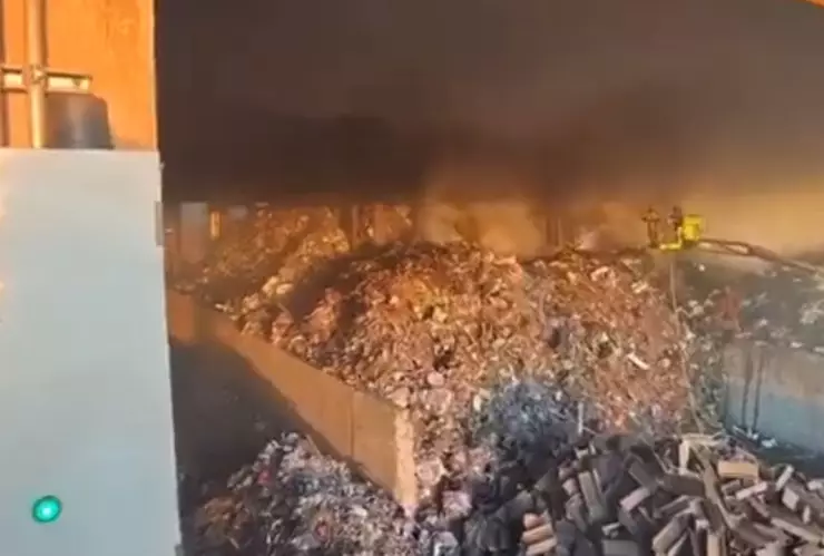 incendio de una fábrica provoca suspensión de clases en 42 escuelas y evacuación de una universidad