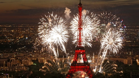 Así fue cómo se celebró el Día de la Bastilla en París, una noche llena de luces