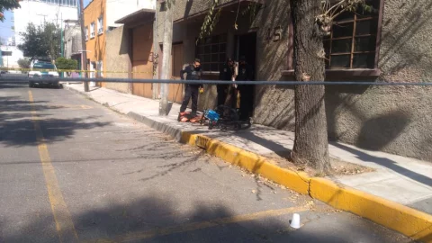 Un repartidor, de aproximadamente 50 años, fue asesinado al interior de un domicilio ubicado en la esquina de la calle Aluminio y Metatiotos, Colonia Felipe Pescador, Alcaldía Cuauhtémoc.