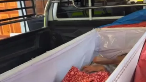 Una mujer de 65 años fue hallada con vida dentro de su ataúd en un templo de Nonthaburi, Tailandia