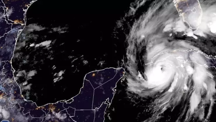 Huracán Ian mantiene categoría 2; avanza por el Caribe