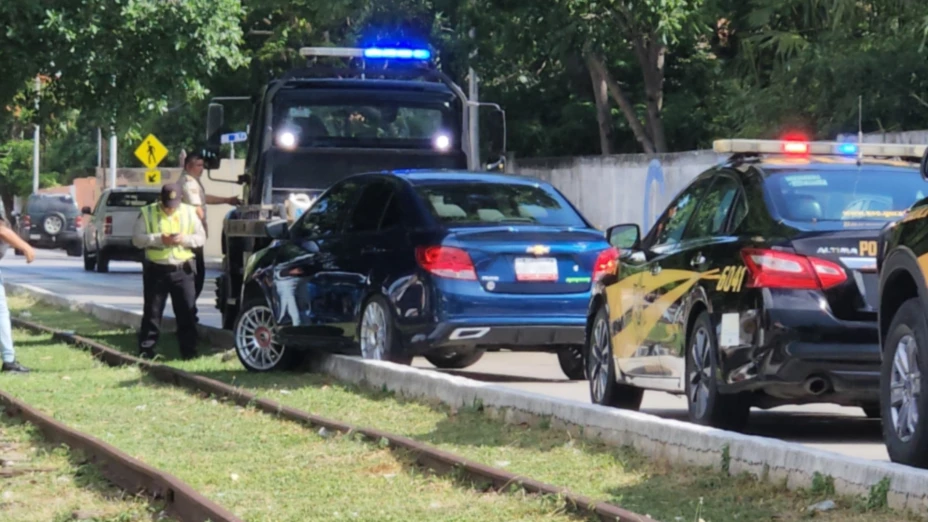 Iba por la calle 60 de Mérida y sufre FUERTE ACCIDENTE; la policía llegó en su auxilio