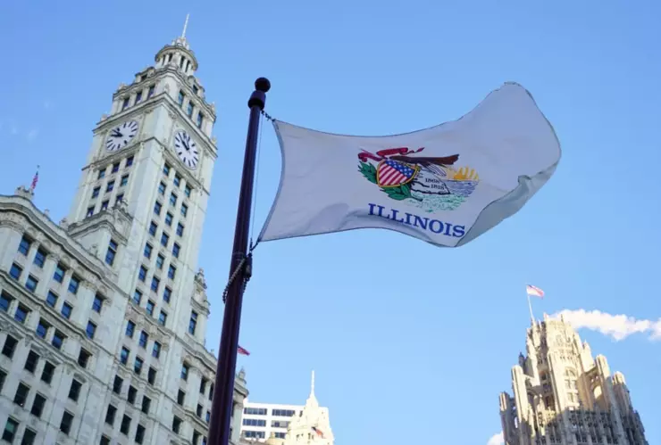 La bandera de Illinois izada en el exterior de un edificio.