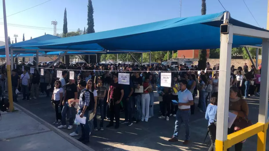 Estudiantes hacen examen en la UACH