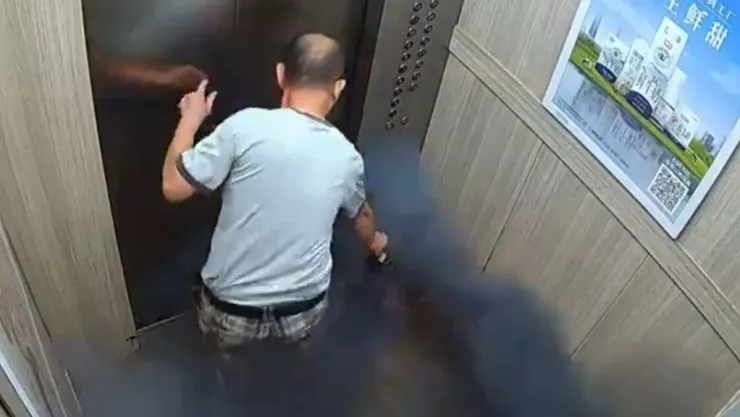 Batería de litio se quema en un elevador