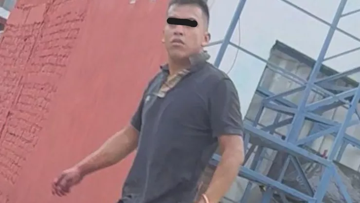 hombre caminando con cabeza humana en Coatepec