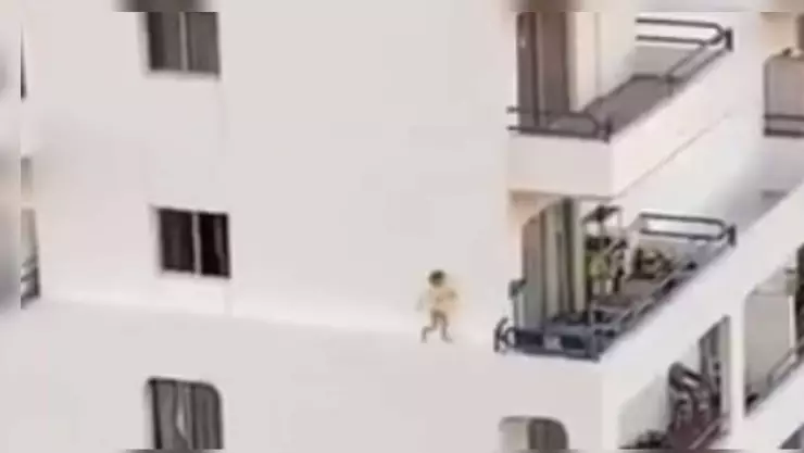 Una niña camina por fachada de un edificio y nadie se dio cuenta; el video causa terror