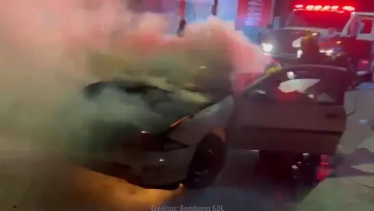 ¡ÚLTIMA HORA! Vehículo se prende en llamas en la colonia Del Fresno | VIDEO