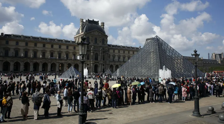 Turistas esperando en fila para visitar el museo del Louvre en su reapertura, en París, el miércoles 29 de mayo de 2019. Imagen, AP.