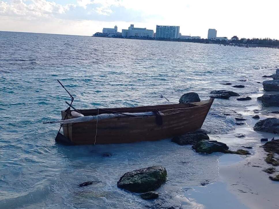 bote abandonado en Playa Tortugas