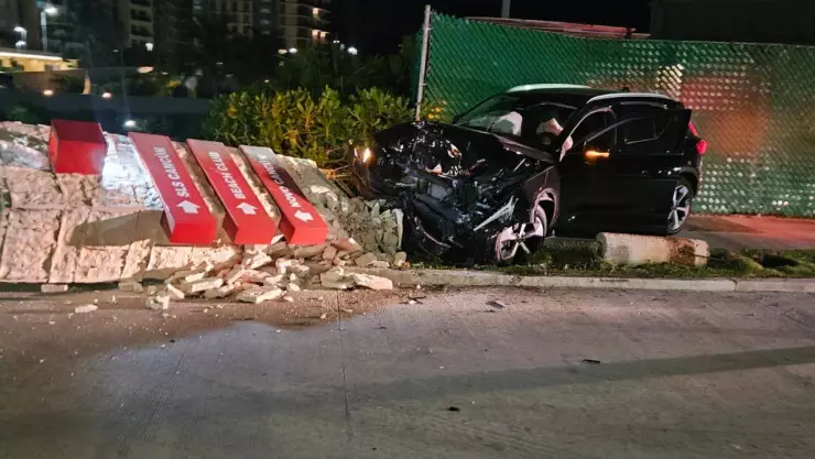 Conductor choca contra señalización de Puerto Cancún la mañana de este viernes.jpg