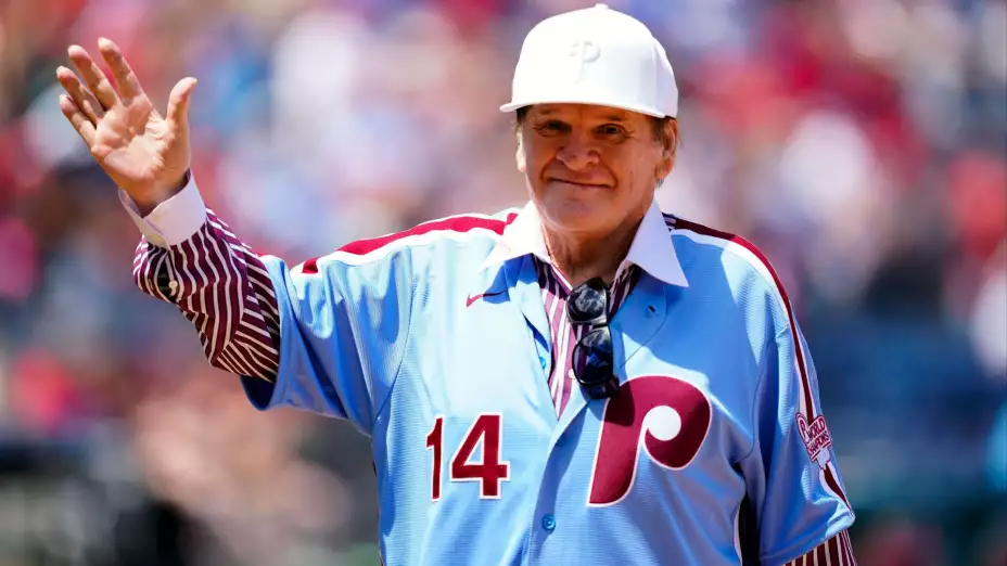 Pete Rose saluda a los aficionados el 7 de agosto de 2022.