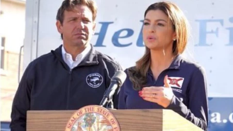El gobernador de Florida, Ron DeSantis, junto a su mujer Casey