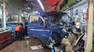 VIDEO Captan momento exacto en el que una camioneta atropella a varias personas en un mercado en Corea del Sur