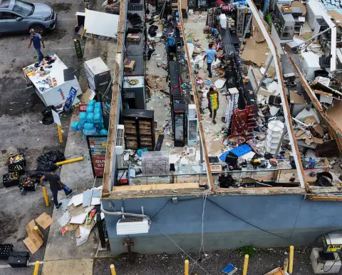 Minimercado destruido tras el paso del huracán Isaías, en Milton, Florida.