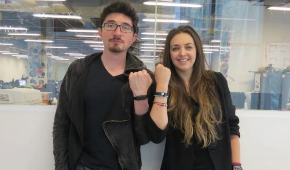 Víctor Manuel Cosío Sánchez y Karen Alejandra Stone Lozano son un par de jóvenes emprendedores que quieren lanzar un producto tecnológico al mercado y de paso promover que los mexicanos no seamos tan sedentarios.