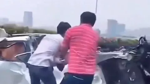 Violencia en la carretera: Video muestra agresión con martillo a prensado en accidente