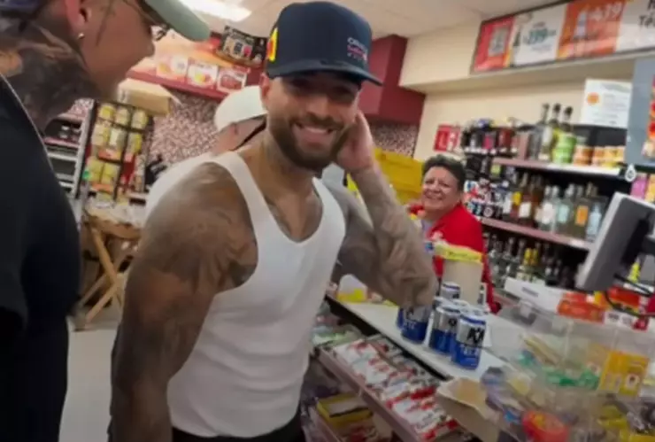 VIDEO_ Maluma va por cervezas a tienda en Monterrey y así reacciona cajero.jpg