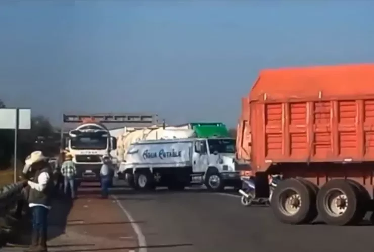 Megabloqueo Nacional por transportistas en carreteras de México; amagan que será en los próximos días