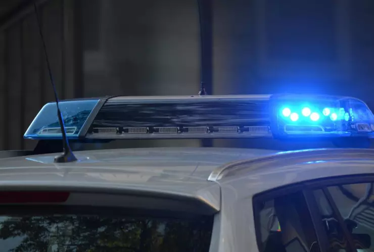 Detienen a maestra por besar a un alumno de 11 años; esto se sabe del caso