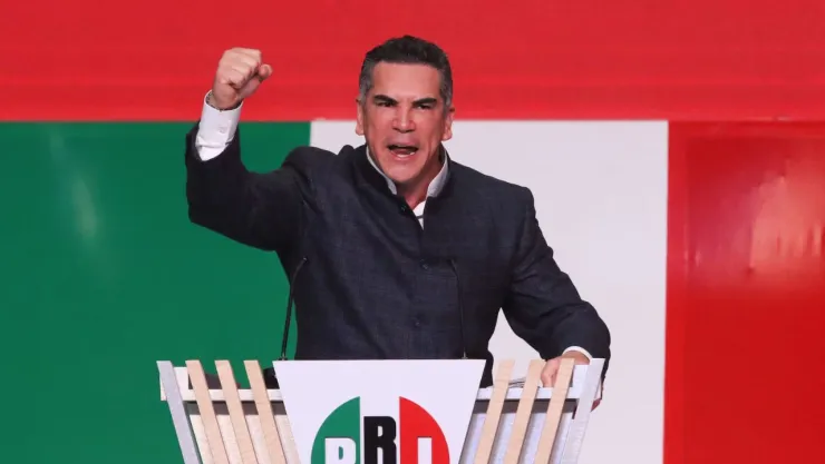 Alito morenoe extendiendo el puño