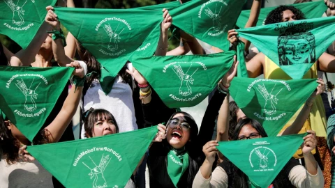 Francia se convierte en el primer país en poner el derecho al aborto en la constitución