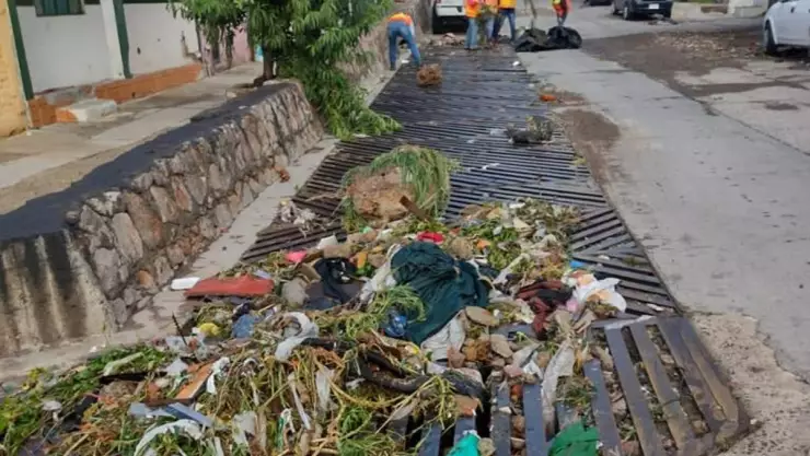 Retiran basura de coladeras en León