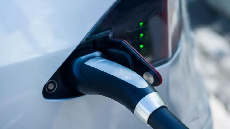 Tesla cargando a poste de luz