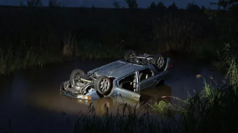 Grave accidente automovilista pierde el control y cae a canal de aguas negras, en Morelia Así pasó.jpg