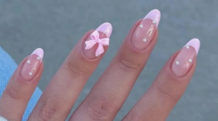 diseños de uñas con moños que se ven coquette