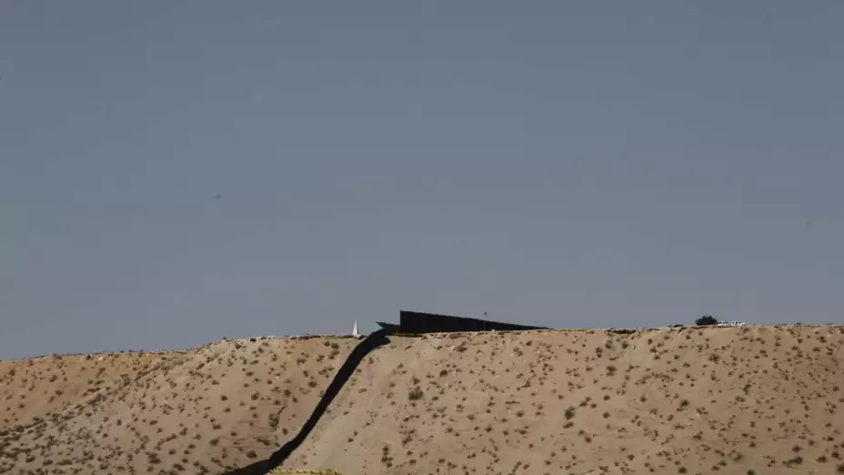 Vehículo militar revisa la frontera sur de Estados Unidos.