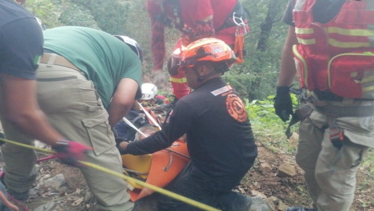 Aparatoso accidente: Dos personas cayeron de un barranco de 150 metros en Montemorelos, Nuevo León