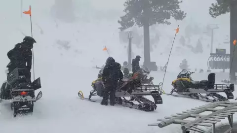 Reportan un muerto por avalancha en centro para esquiar en California