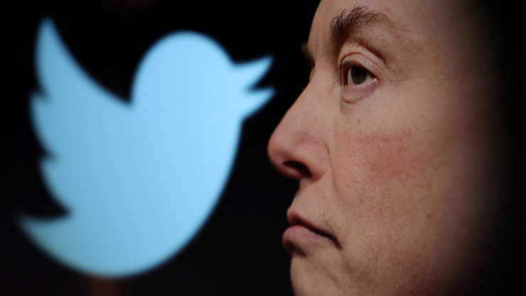 El logotipo de Twitter y una foto de Elon Musk se muestran a través de una lupa en esta ilustración tomada el 27 de octubre de 2022.