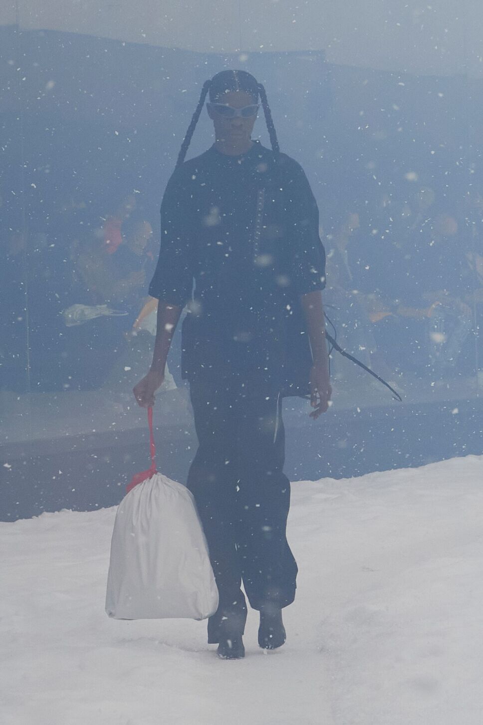 Balenciaga: bolsa de basura, diseño en blanco