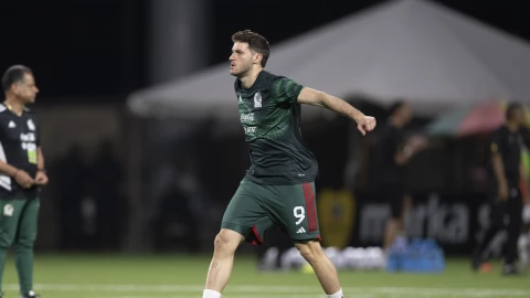 Santiago Gim&eacute;nez calienta con el uniforme de la Selecci&oacute;n Azteca
