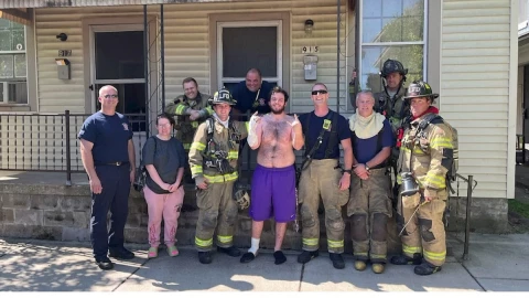 Repartidor de pizzas y ahora héroe; salva a niña de un incendio.