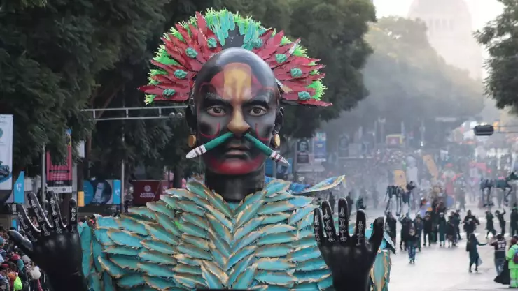 Reportan asistencia histórcia en el Desfile de Día de Muertos.